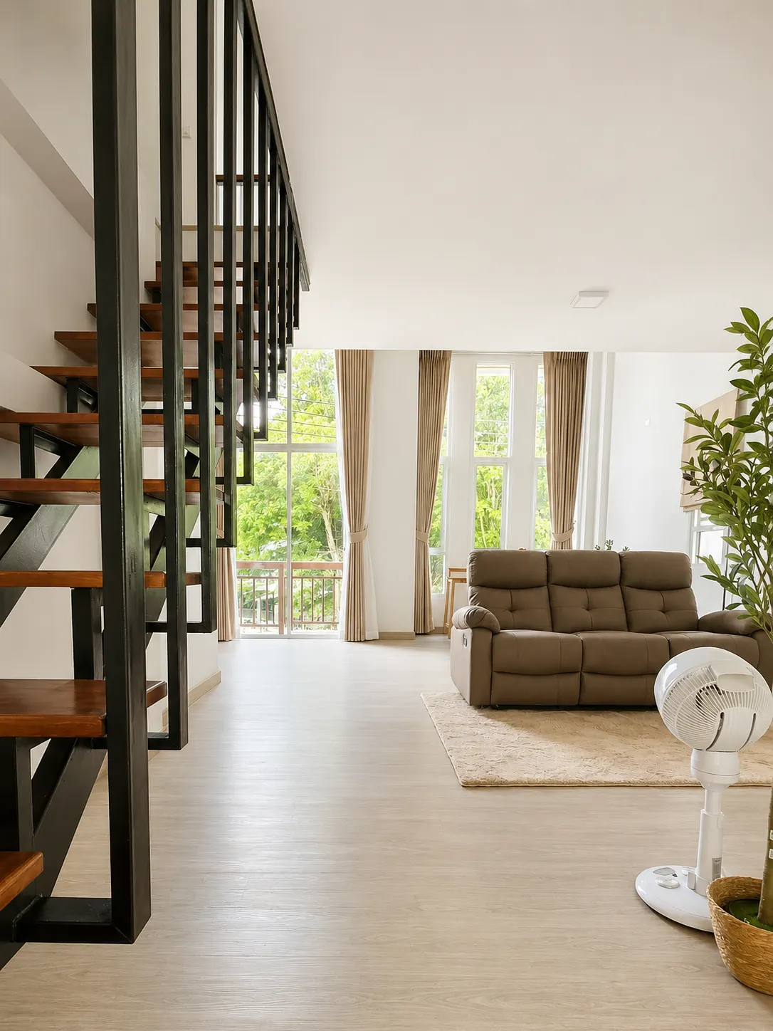 Master Bedroom บันไดขึ้นชั้นลอย